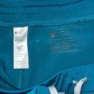 Figs size medium tall Livingston basic scrub pants- teal color